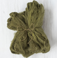 p1837-selyem-zsebkendo-olivazold-25x25-cm.png